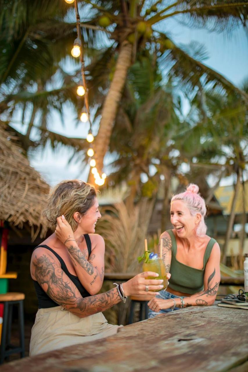 Backpack Beach Hostel & Reggae Bar Boossa Exterior photo