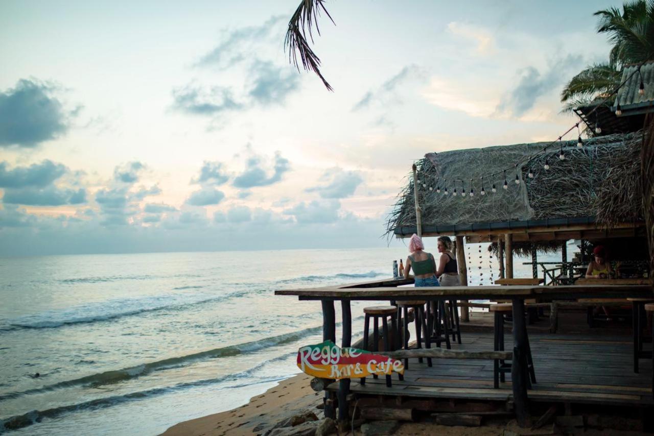 Backpack Beach Hostel & Reggae Bar Boossa Exterior photo