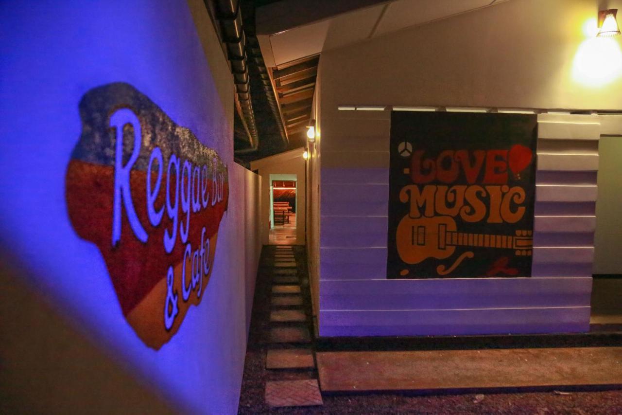 Backpack Beach Hostel & Reggae Bar Boossa Exterior photo