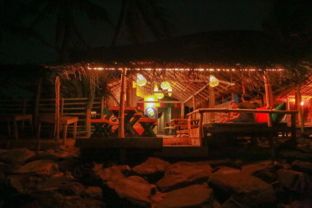 Backpack Beach Hostel & Reggae Bar Boossa Exterior photo