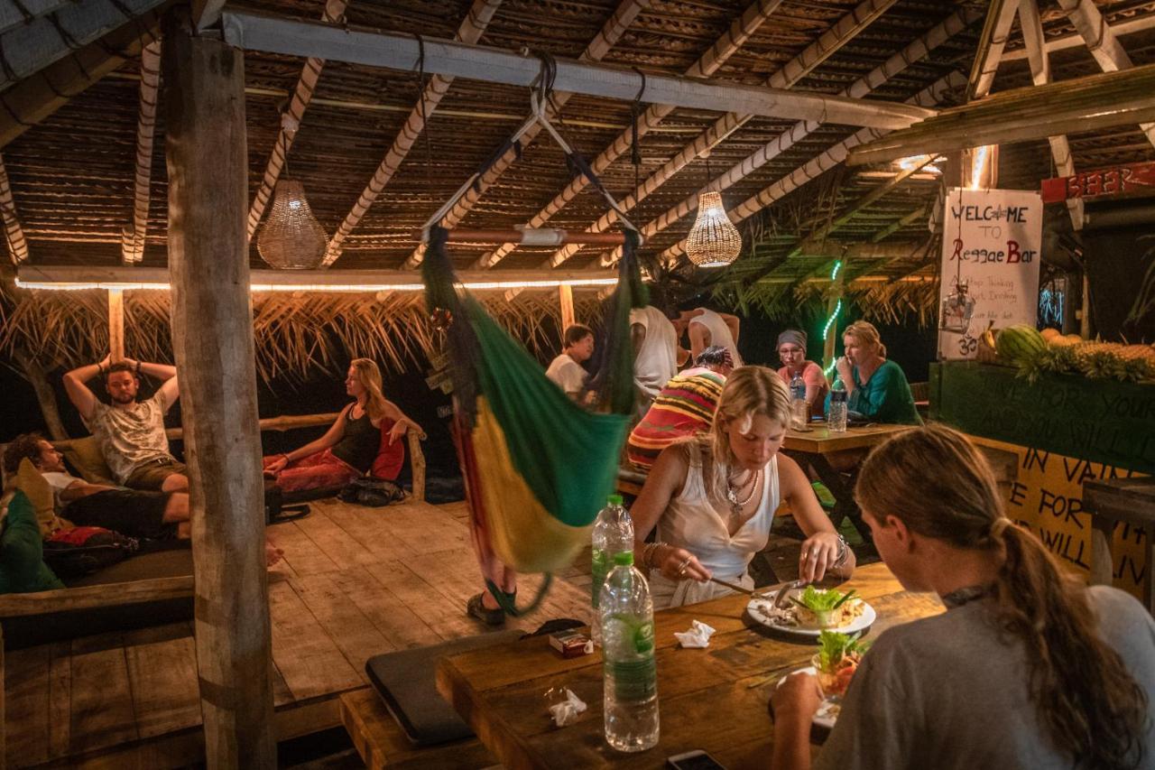 Backpack Beach Hostel & Reggae Bar Boossa Exterior photo